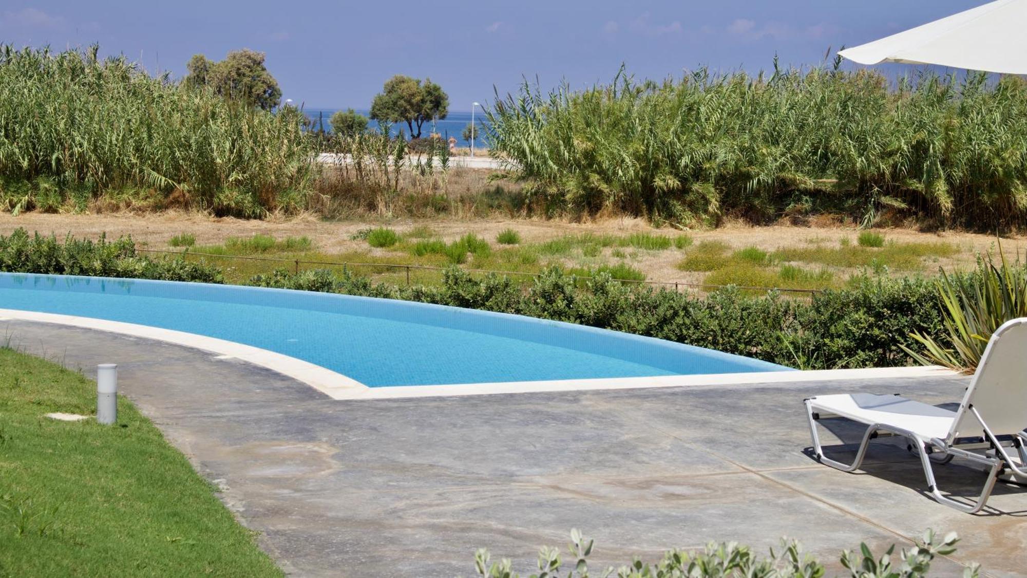 Resitour - Aphrodite Beachfront Pirgos Psilonerou 객실 사진