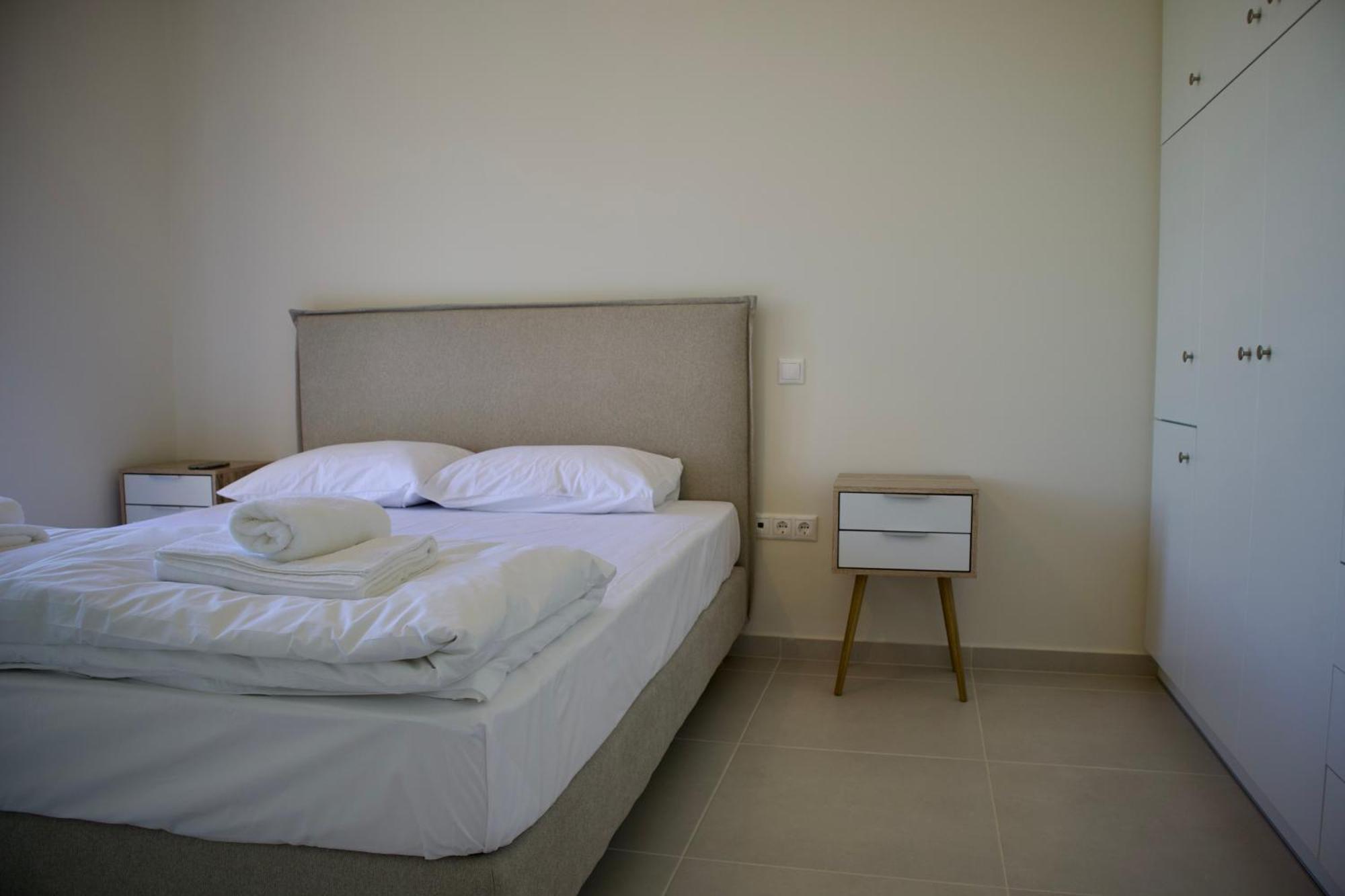 Resitour - Aphrodite Beachfront Pirgos Psilonerou 객실 사진