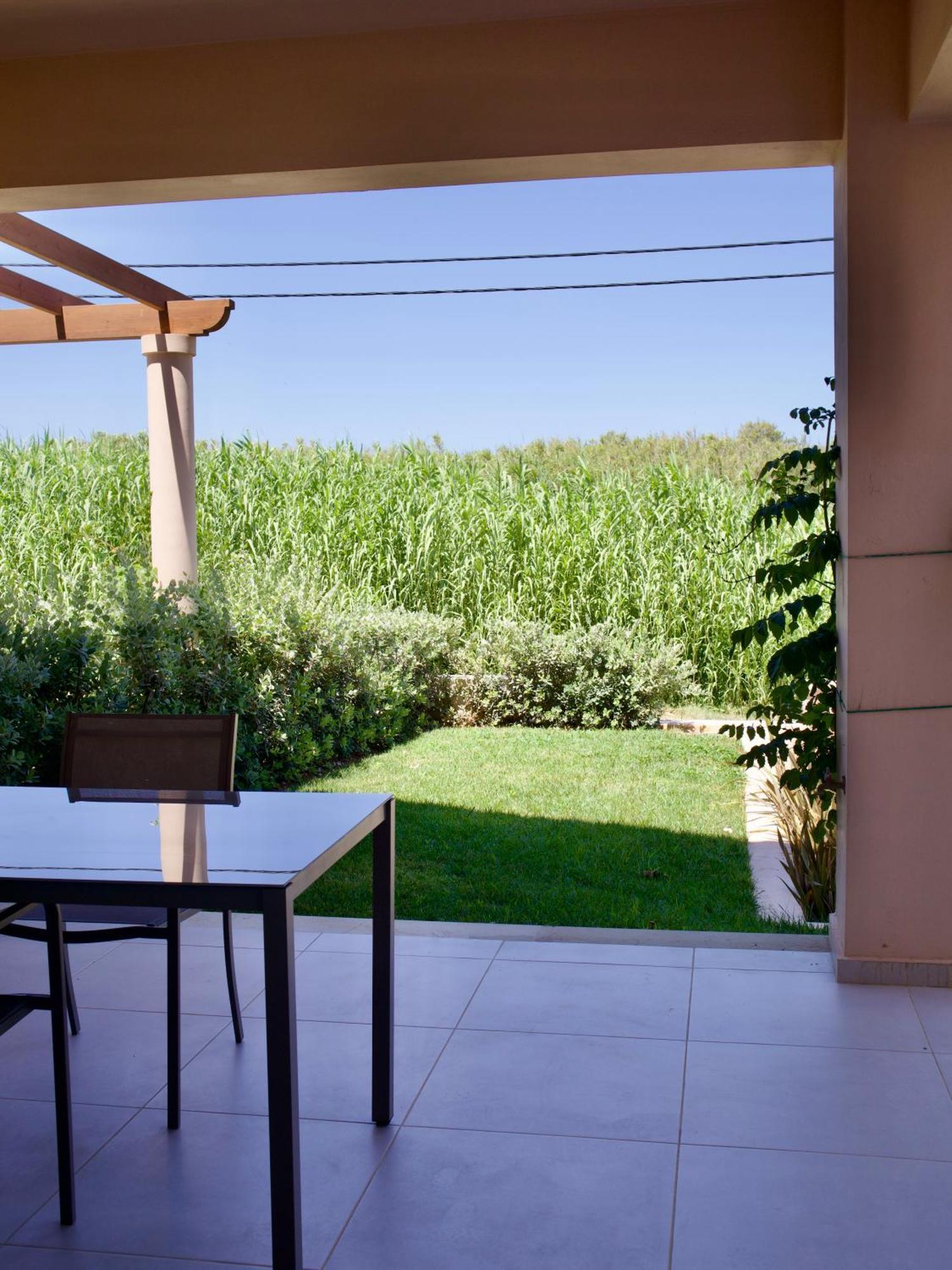 Resitour - Aphrodite Beachfront Pirgos Psilonerou 객실 사진