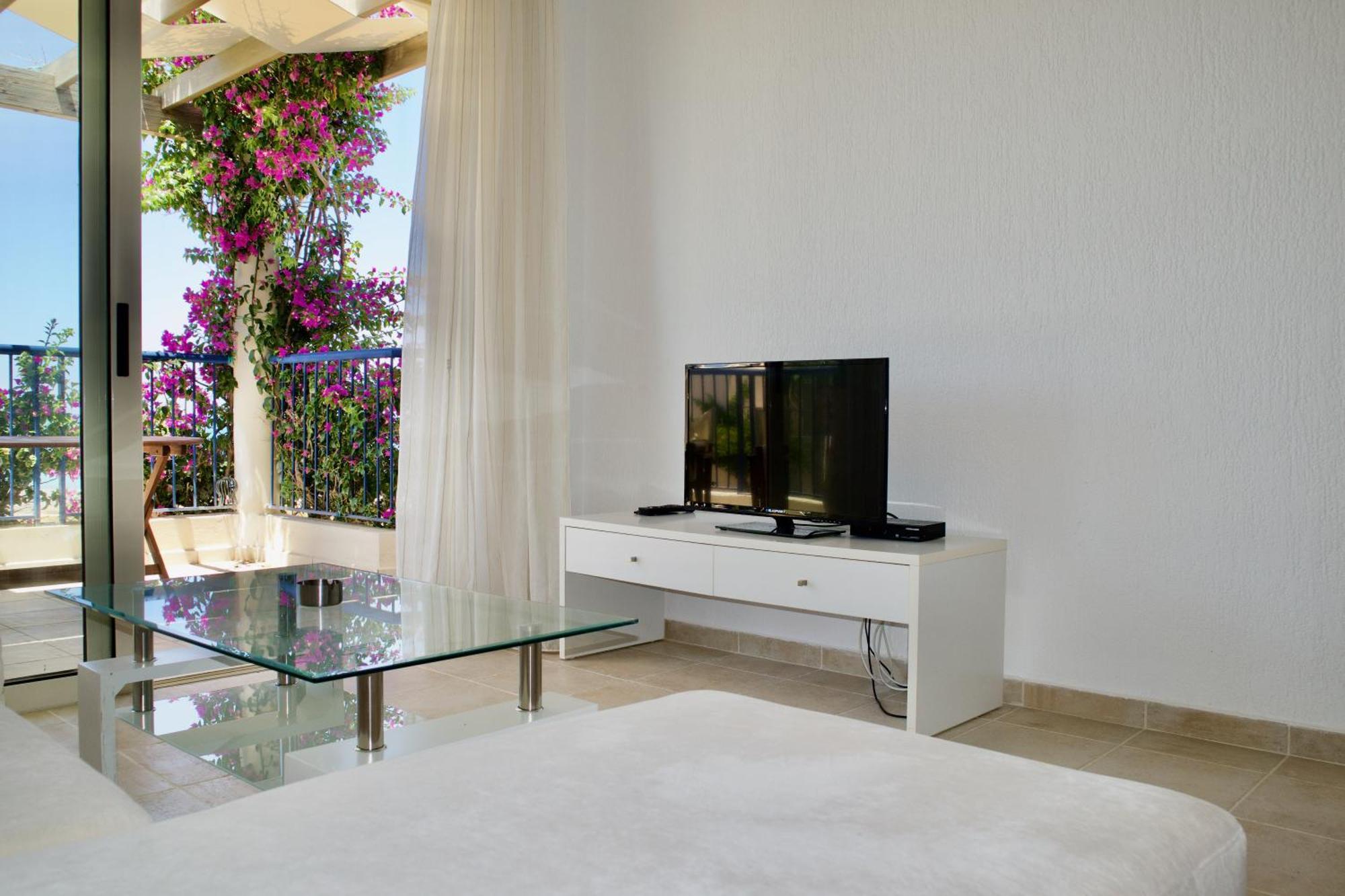 Resitour - Aphrodite Beachfront Pirgos Psilonerou 객실 사진