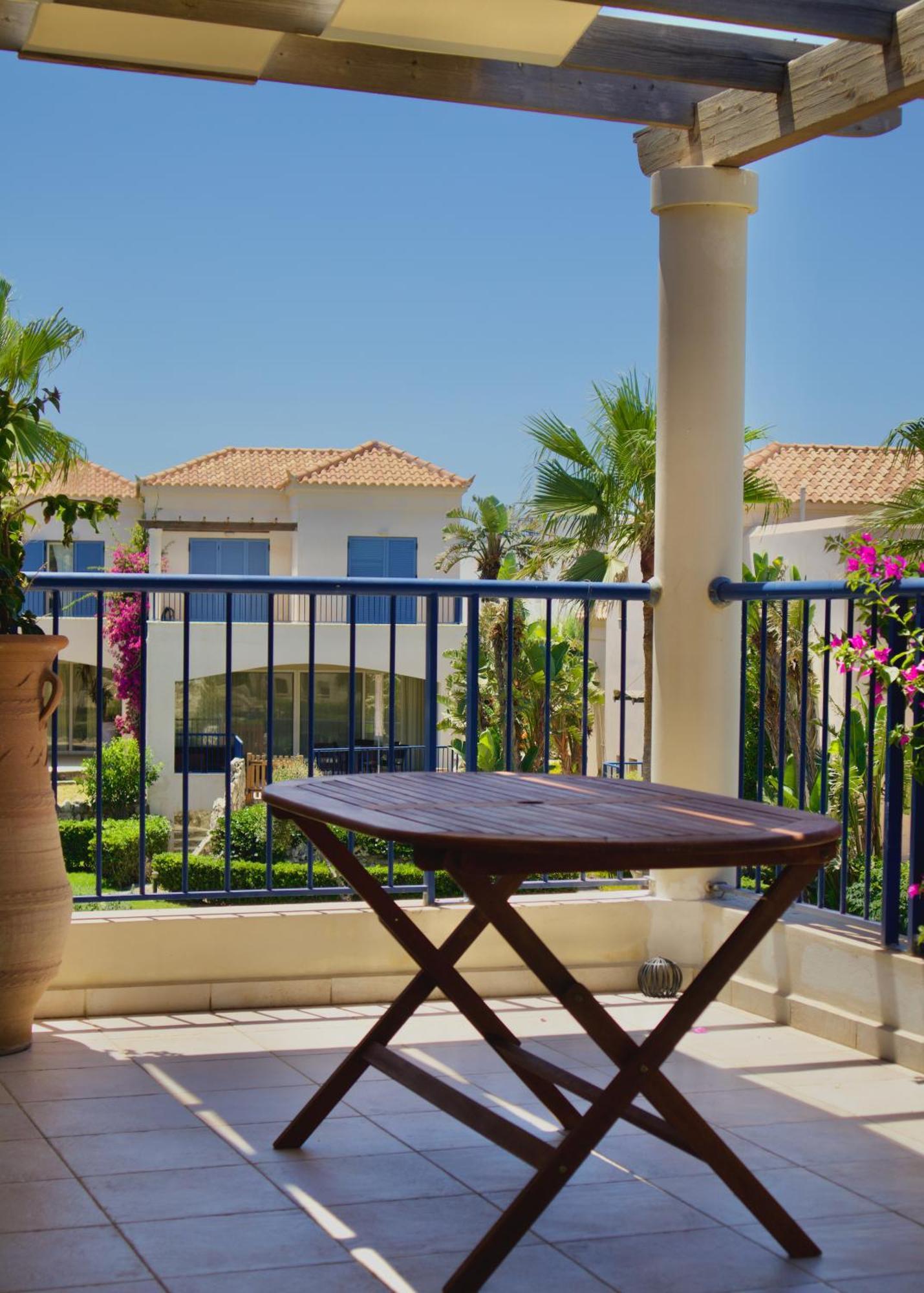 Resitour - Aphrodite Beachfront Pirgos Psilonerou 객실 사진