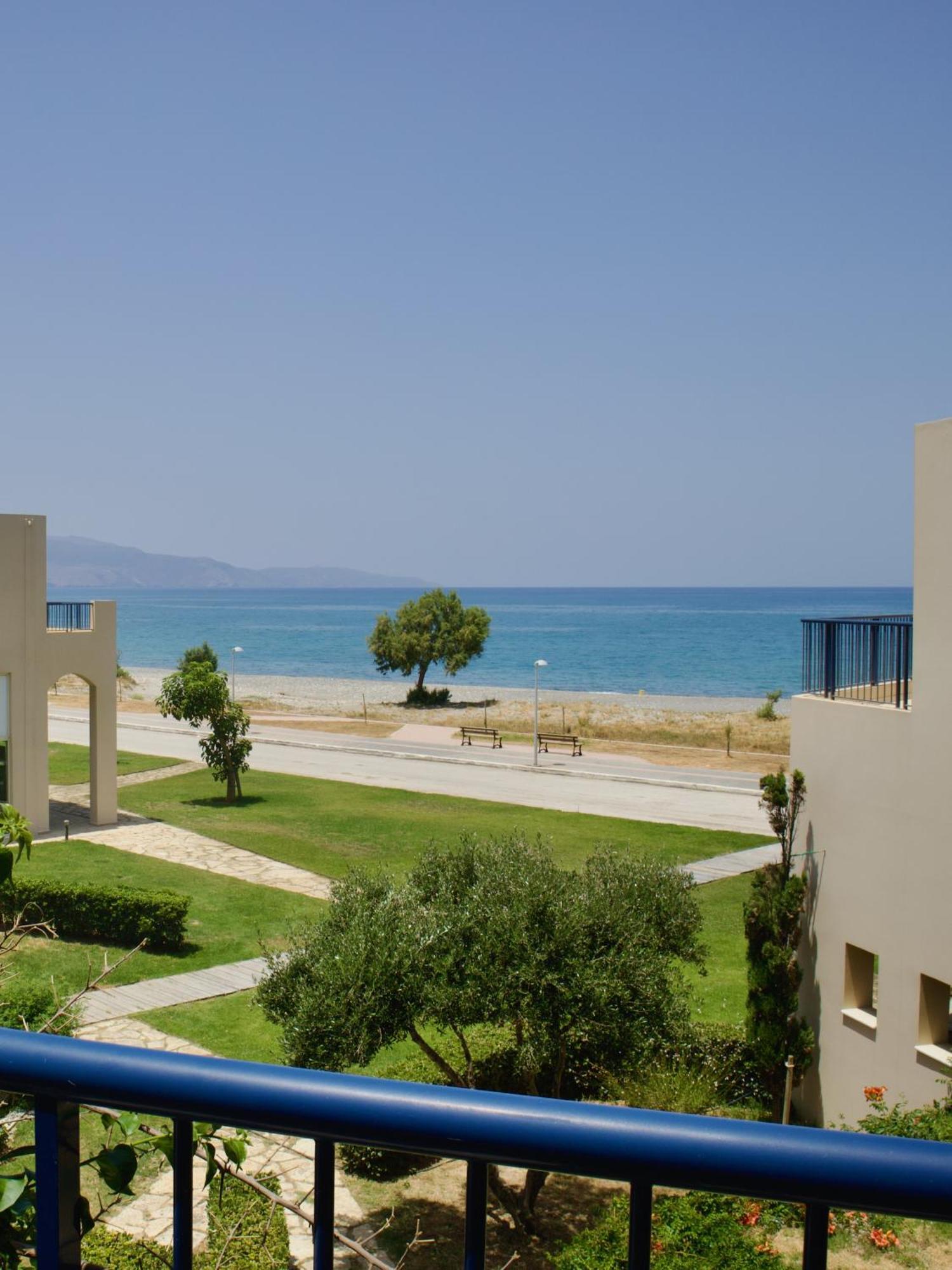 Resitour - Aphrodite Beachfront Pirgos Psilonerou 객실 사진