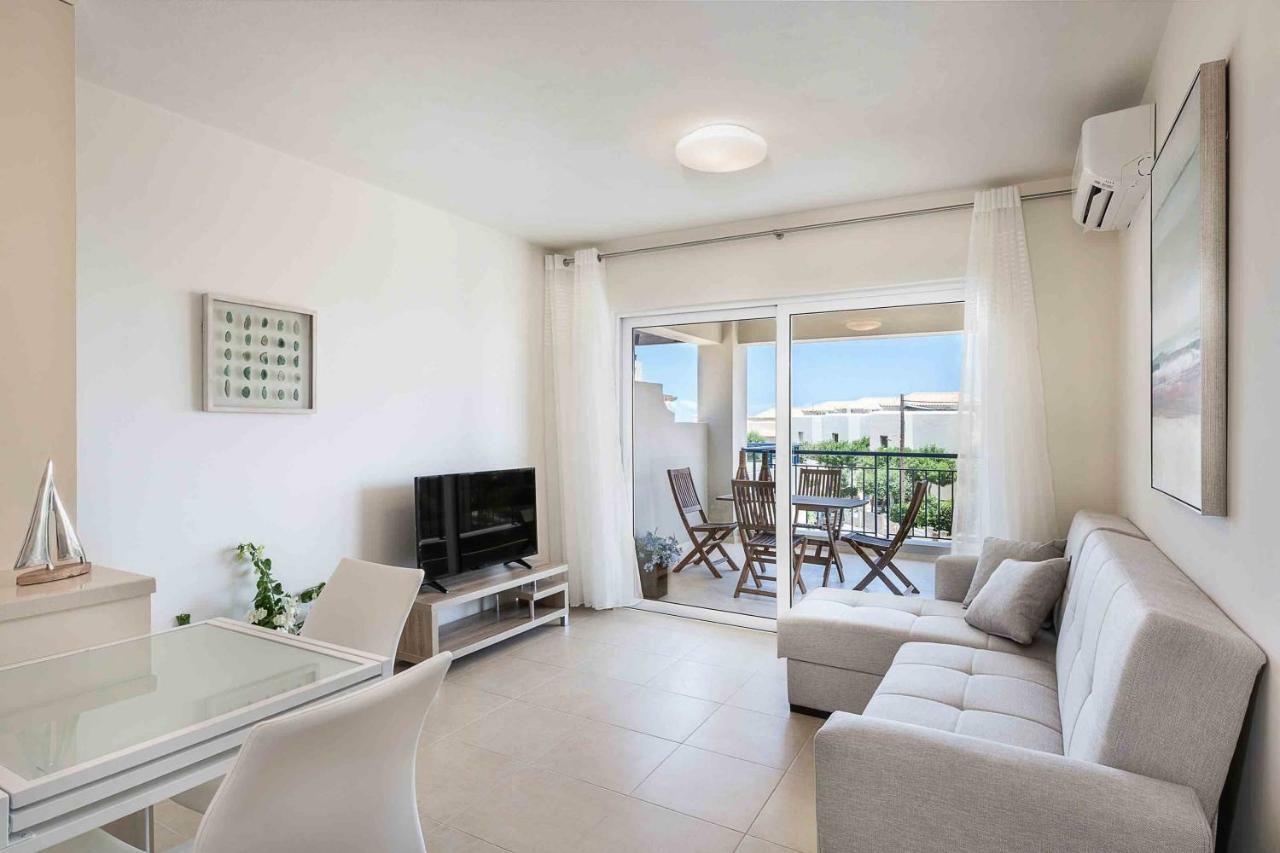 Resitour - Aphrodite Beachfront Pirgos Psilonerou 객실 사진